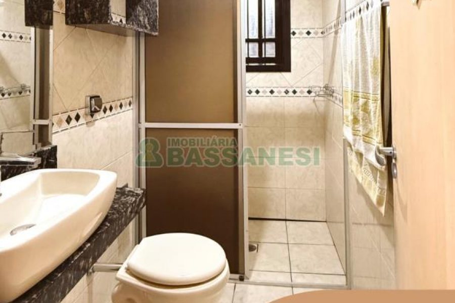 Casa com 215m², 3 dormitórios, 4 vagas, no bairro Santa Lúcia em Caxias do Sul para Comprar