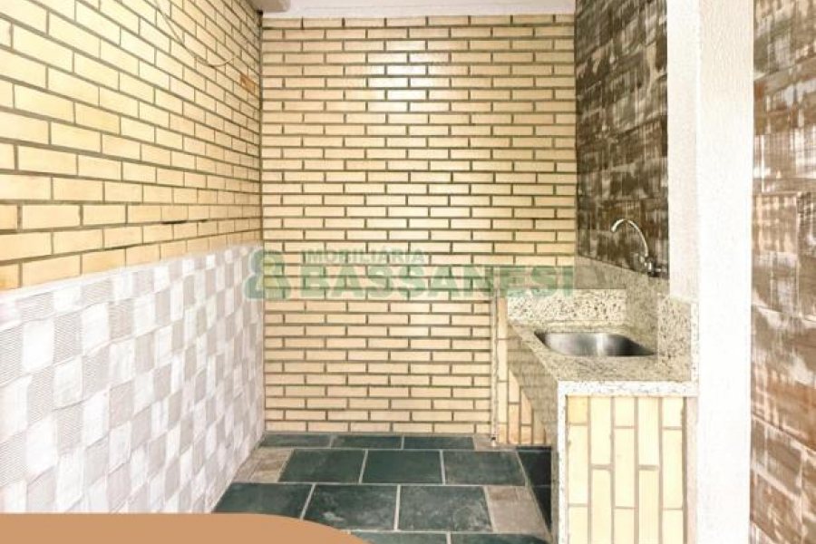 Casa com 215m², 3 dormitórios, 4 vagas, no bairro Santa Lúcia em Caxias do Sul para Comprar