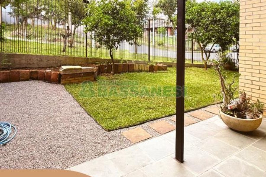 Casa com 215m², 3 dormitórios, 4 vagas, no bairro Santa Lúcia em Caxias do Sul para Comprar