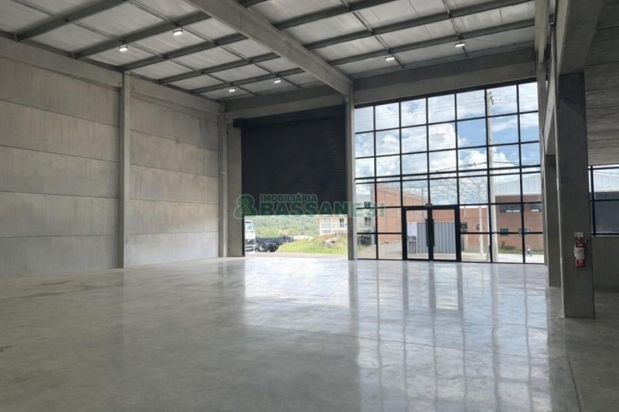 Pavilhão com 636m², no bairro Linha 40 em Caxias do Sul para Alugar