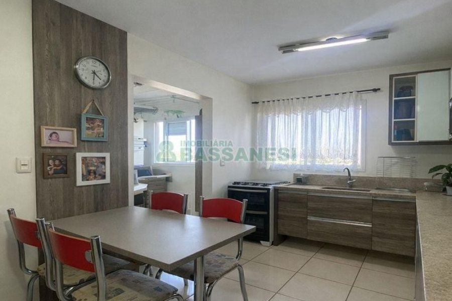 Apto Mobiliado com 102m², 3 dormitórios, 2 vagas, no bairro Universitário em Caxias do Sul para Alugar