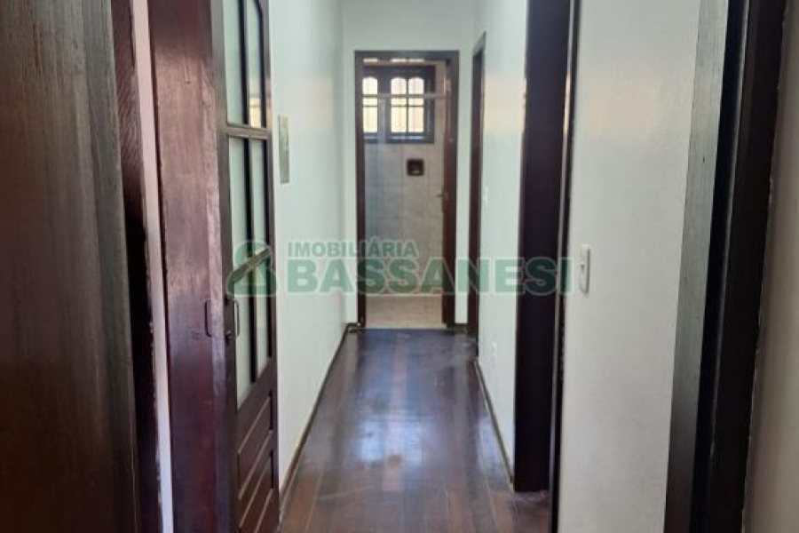 Casa com 110m², 3 dormitórios, no bairro Cinqüentenário em Caxias do Sul para Alugar