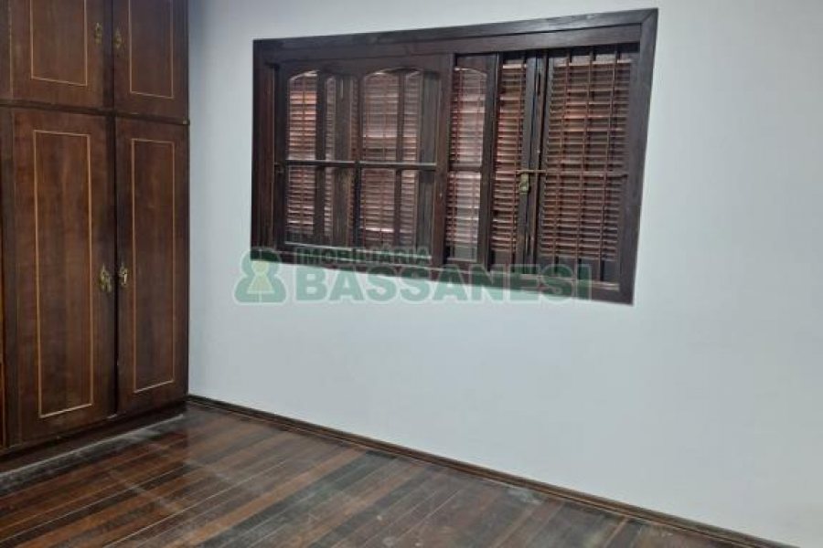 Casa com 110m², 3 dormitórios, no bairro Cinqüentenário em Caxias do Sul para Alugar