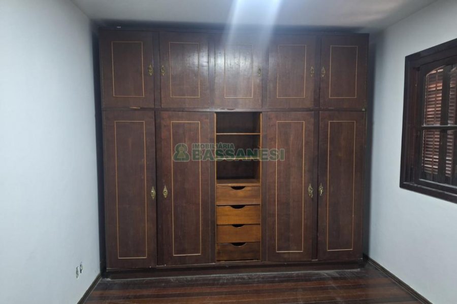 Casa com 110m², 3 dormitórios, no bairro Cinqüentenário em Caxias do Sul para Alugar