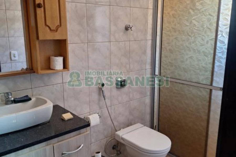 Casa com 110m², 3 dormitórios, no bairro Cinqüentenário em Caxias do Sul para Alugar