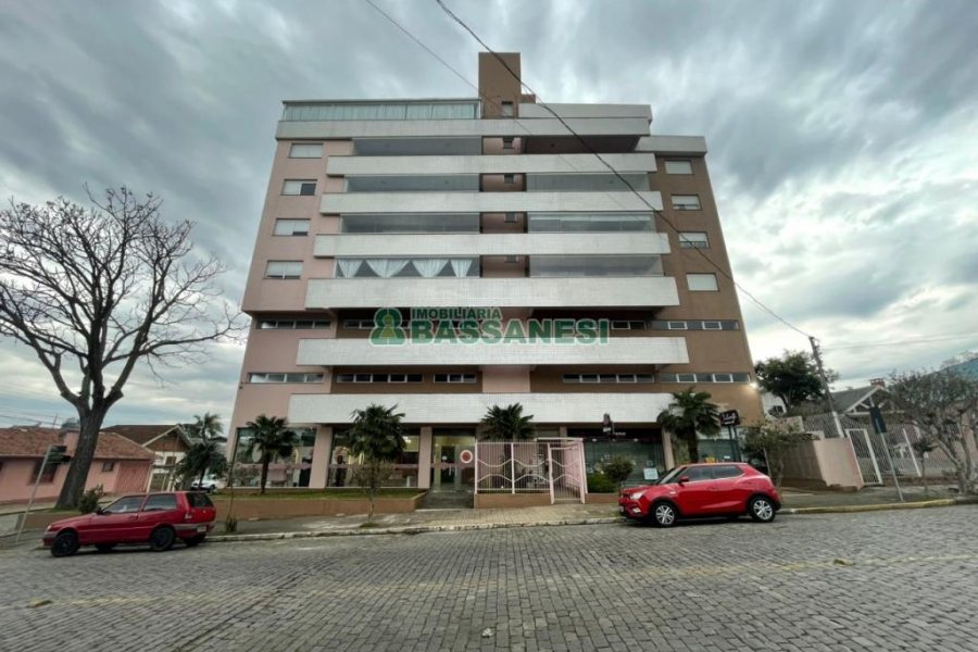 Apto Mobiliado com 92m², 1 dormitório, 2 vagas, no bairro Cruzeiro em Caxias do Sul para Alugar