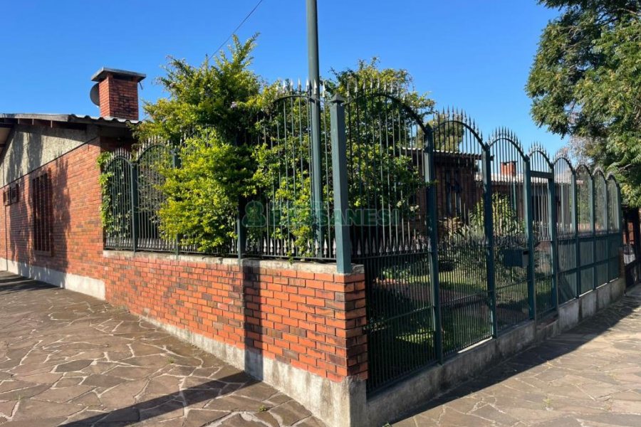 Casa com 193m², 3 dormitórios, 2 vagas, no bairro São Leopoldo em Caxias do Sul para Comprar