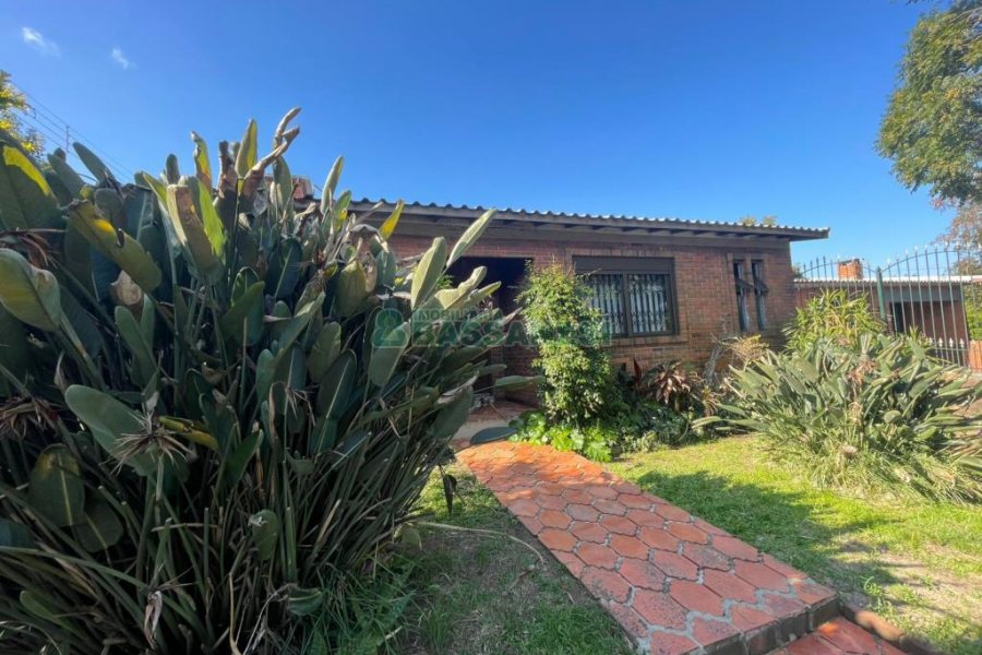 Casa com 193m², 3 dormitórios, 2 vagas, no bairro São Leopoldo em Caxias do Sul para Comprar