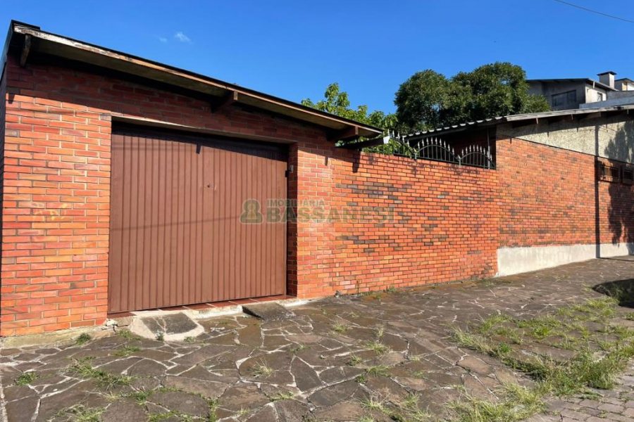 Casa com 193m², 3 dormitórios, 2 vagas, no bairro São Leopoldo em Caxias do Sul para Comprar