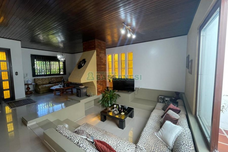 Casa com 193m², 3 dormitórios, 2 vagas, no bairro São Leopoldo em Caxias do Sul para Comprar