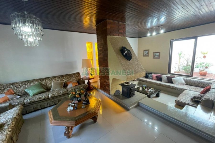 Casa com 193m², 3 dormitórios, 2 vagas, no bairro São Leopoldo em Caxias do Sul para Comprar