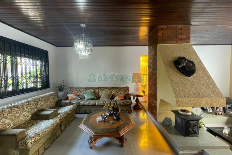 Casa com 193m², 3 dormitórios, 2 vagas, no bairro São Leopoldo em Caxias do Sul para Comprar