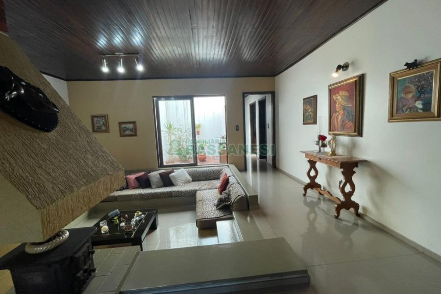 Casa com 193m², 3 dormitórios, 2 vagas, no bairro São Leopoldo em Caxias do Sul para Comprar