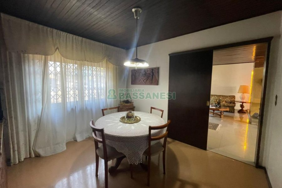 Casa com 193m², 3 dormitórios, 2 vagas, no bairro São Leopoldo em Caxias do Sul para Comprar