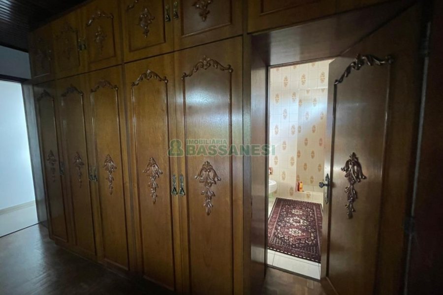 Casa com 193m², 3 dormitórios, 2 vagas, no bairro São Leopoldo em Caxias do Sul para Comprar