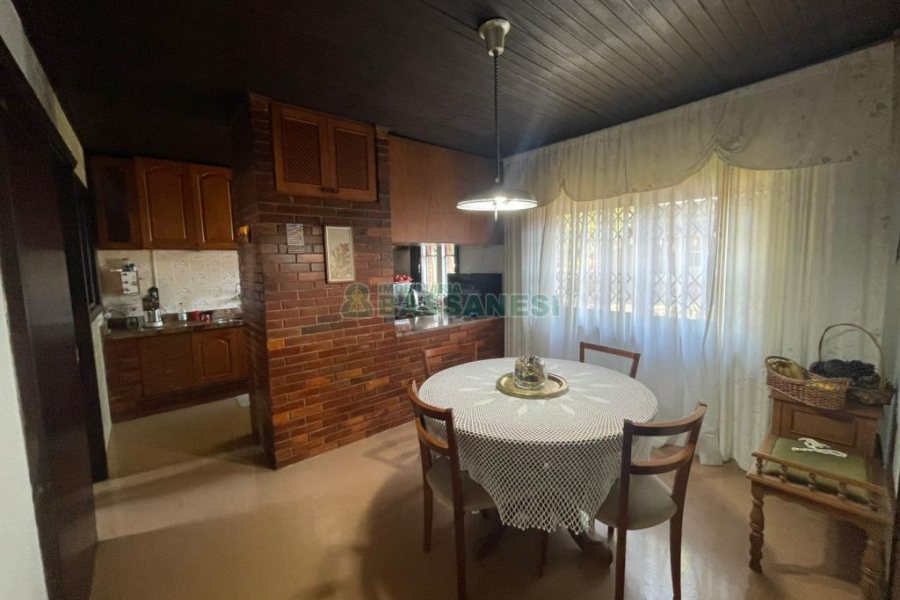 Casa com 193m², 3 dormitórios, 2 vagas, no bairro São Leopoldo em Caxias do Sul para Comprar