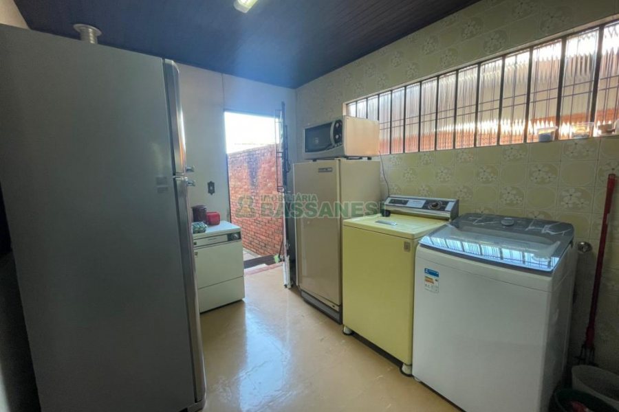 Casa com 193m², 3 dormitórios, 2 vagas, no bairro São Leopoldo em Caxias do Sul para Comprar