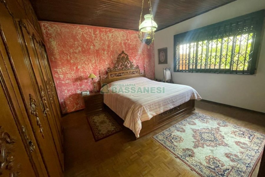 Casa com 193m², 3 dormitórios, 2 vagas, no bairro São Leopoldo em Caxias do Sul para Comprar