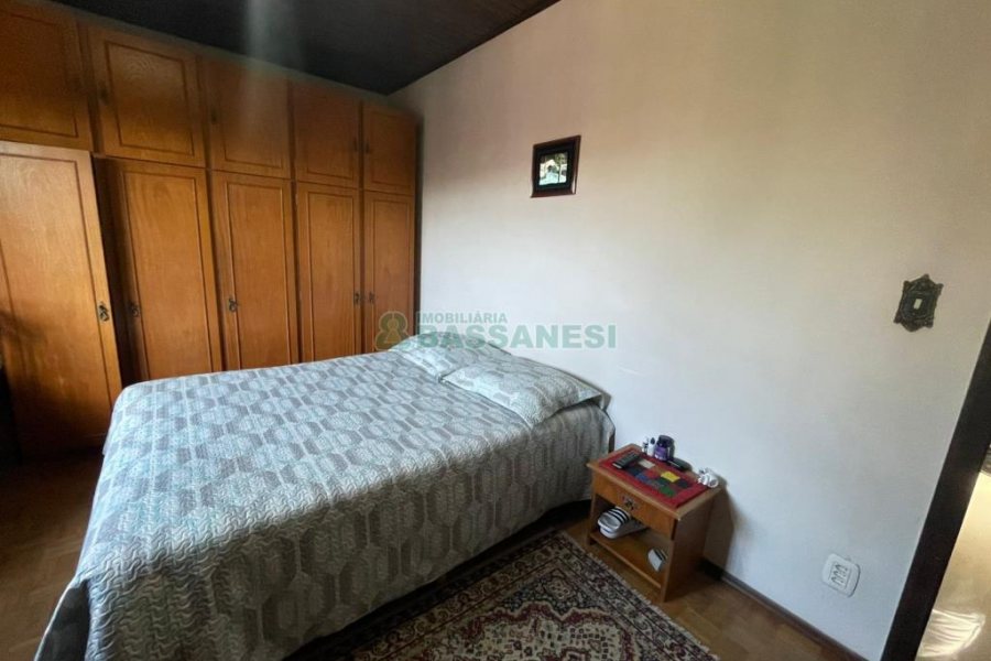 Casa com 193m², 3 dormitórios, 2 vagas, no bairro São Leopoldo em Caxias do Sul para Comprar