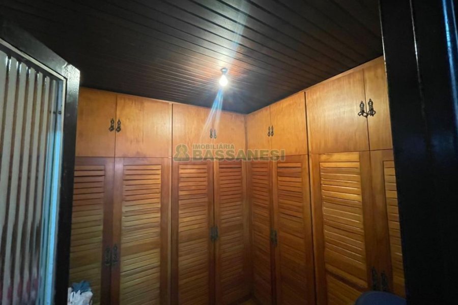 Casa com 193m², 3 dormitórios, 2 vagas, no bairro São Leopoldo em Caxias do Sul para Comprar