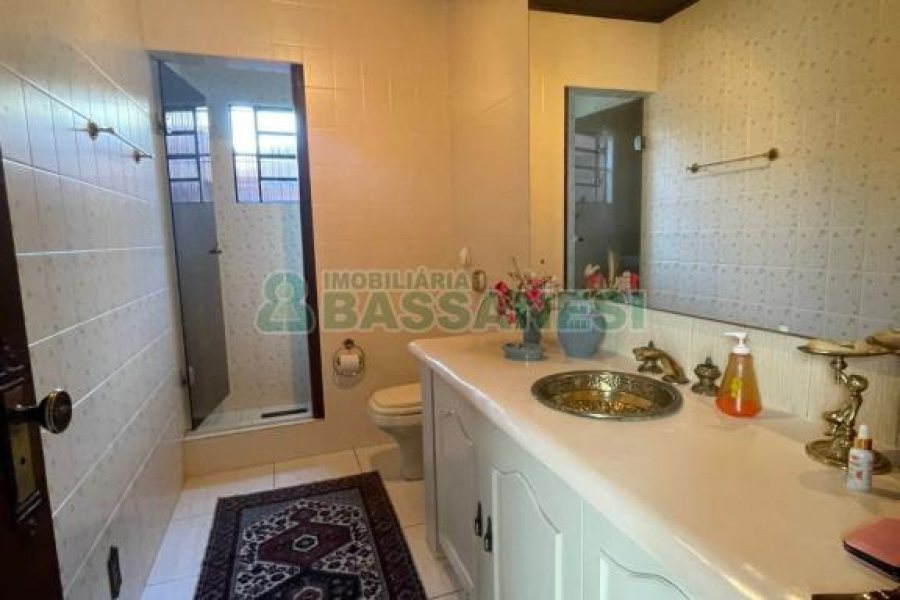 Casa com 193m², 3 dormitórios, 2 vagas, no bairro São Leopoldo em Caxias do Sul para Comprar