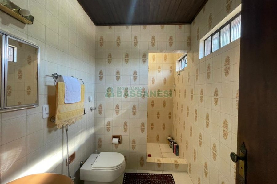 Casa com 193m², 3 dormitórios, 2 vagas, no bairro São Leopoldo em Caxias do Sul para Comprar