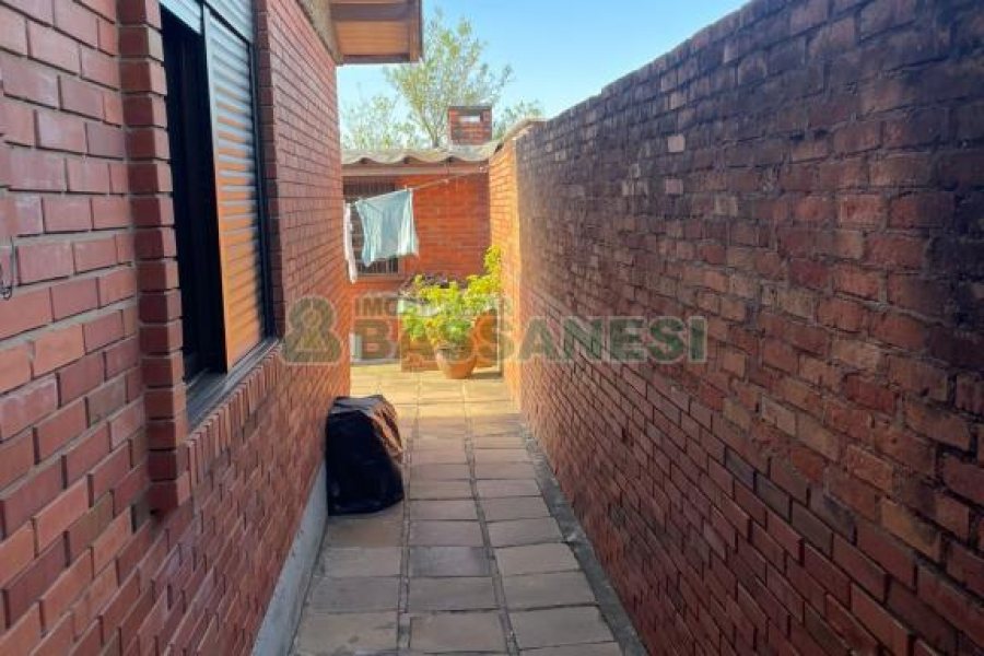 Casa com 193m², 3 dormitórios, 2 vagas, no bairro São Leopoldo em Caxias do Sul para Comprar