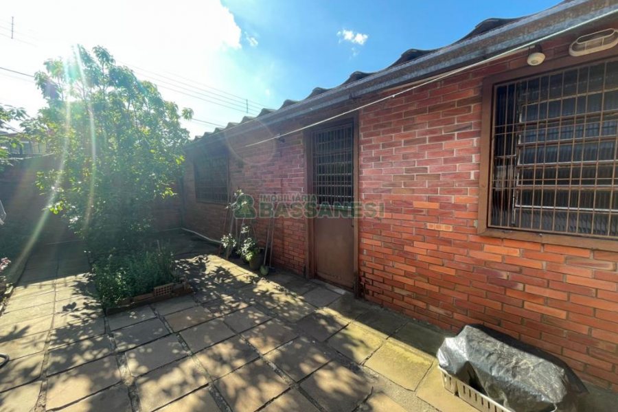 Casa com 193m², 3 dormitórios, 2 vagas, no bairro São Leopoldo em Caxias do Sul para Comprar