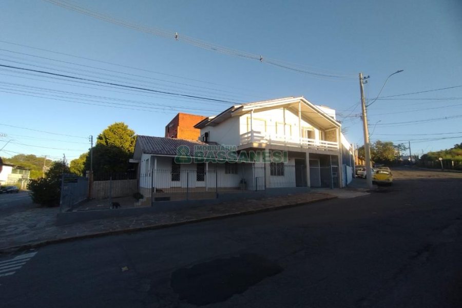 Casa com 190m², 3 dormitórios, 1 vaga, no bairro Santa Catarina em Caxias do Sul para Comprar