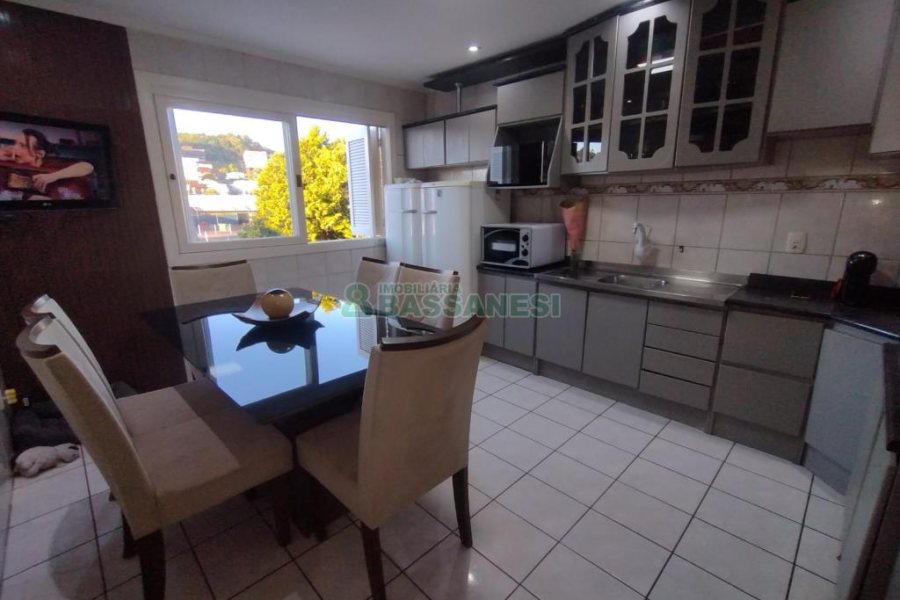 Casa com 190m², 3 dormitórios, 1 vaga, no bairro Santa Catarina em Caxias do Sul para Comprar