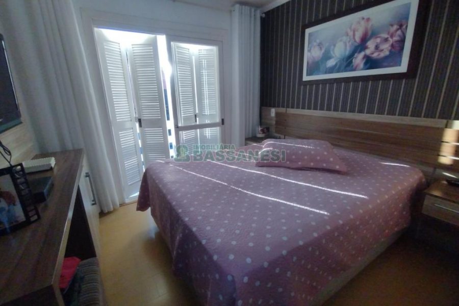 Casa com 190m², 3 dormitórios, 1 vaga, no bairro Santa Catarina em Caxias do Sul para Comprar