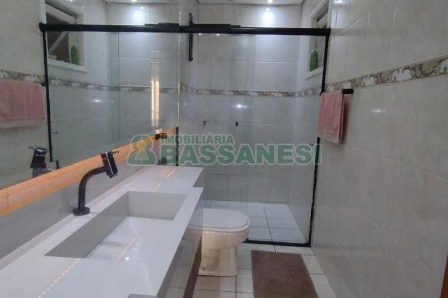 Casa com 190m², 3 dormitórios, 1 vaga, no bairro Santa Catarina em Caxias do Sul para Comprar