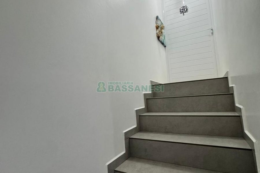 Sobrado com 75m², 2 dormitórios, 1 vaga, no bairro Nossa Senhora do Rosário em Caxias do Sul para Comprar