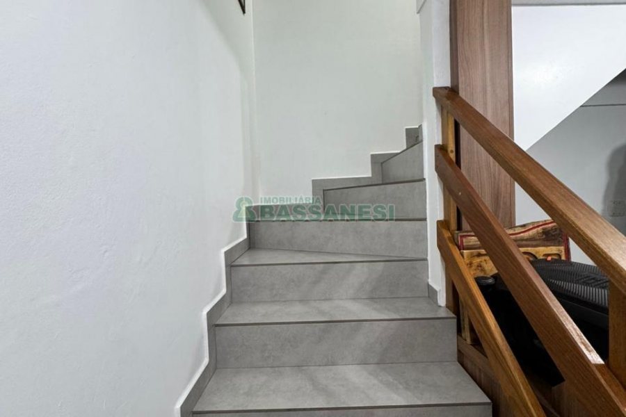 Sobrado com 75m², 2 dormitórios, 1 vaga, no bairro Nossa Senhora do Rosário em Caxias do Sul para Comprar