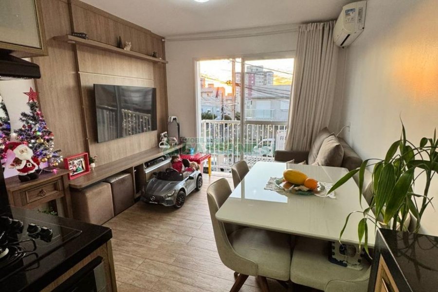 Sobrado com 75m², 2 dormitórios, 1 vaga, no bairro Nossa Senhora do Rosário em Caxias do Sul para Comprar