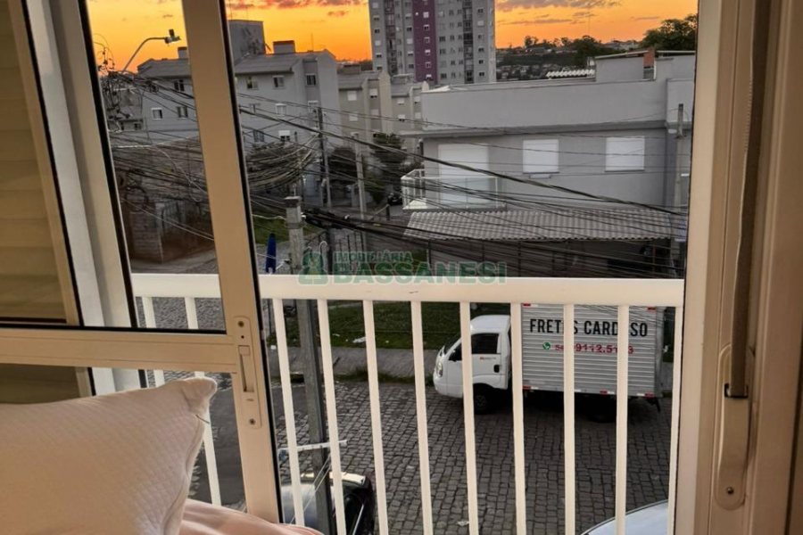 Sobrado com 75m², 2 dormitórios, 1 vaga, no bairro Nossa Senhora do Rosário em Caxias do Sul para Comprar