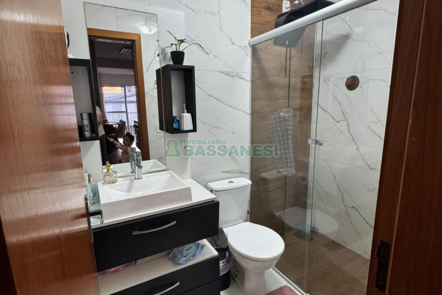 Sobrado com 75m², 2 dormitórios, 1 vaga, no bairro Nossa Senhora do Rosário em Caxias do Sul para Comprar