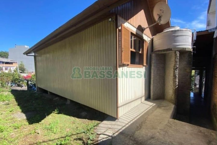 Casa com 91m², 3 dormitórios, 1 vaga, no bairro Planalto em Caxias do Sul para Comprar
