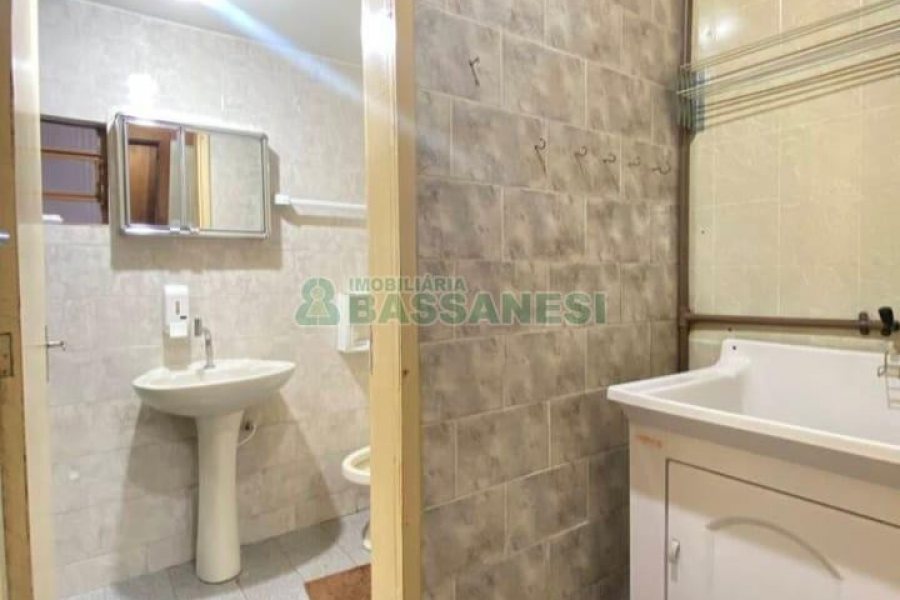 Casa com 91m², 3 dormitórios, 1 vaga, no bairro Planalto em Caxias do Sul para Comprar