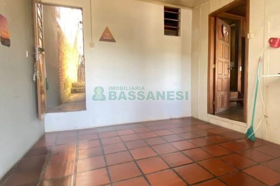 Casa com 91m², 3 dormitórios, 1 vaga, no bairro Planalto em Caxias do Sul para Comprar