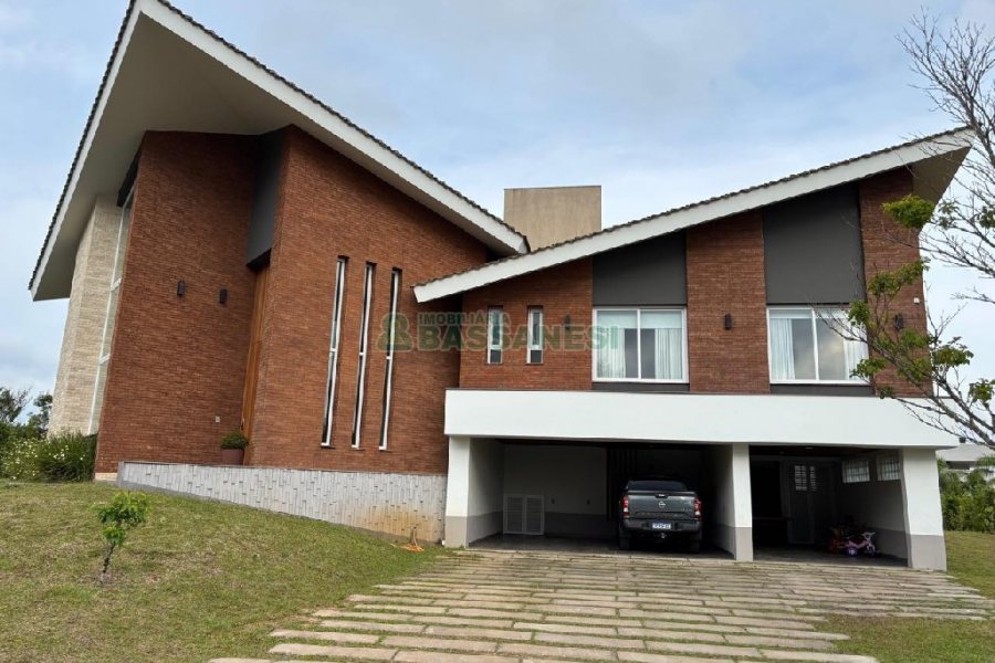 Casa com 400m², 4 dormitórios, 3 vagas, no bairro São Ciro em Caxias do Sul para Alugar
