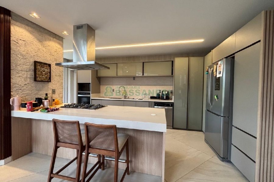 Casa com 400m², 4 dormitórios, 3 vagas, no bairro São Ciro em Caxias do Sul para Alugar