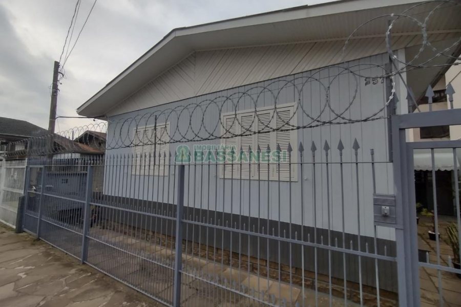 Casa com 88m², 3 dormitórios, 2 vagas, no bairro São José em Caxias do Sul para Comprar