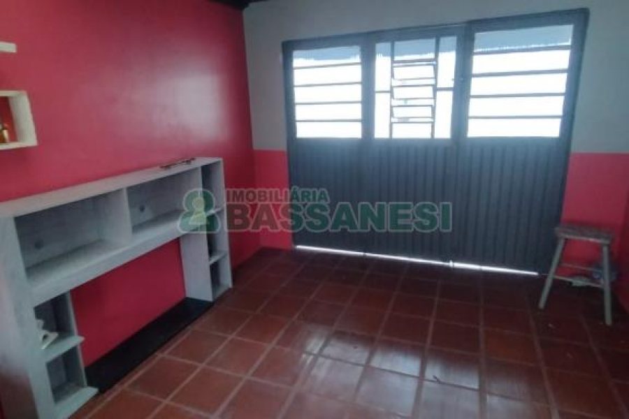 Casa com 88m², 3 dormitórios, 2 vagas, no bairro São José em Caxias do Sul para Comprar