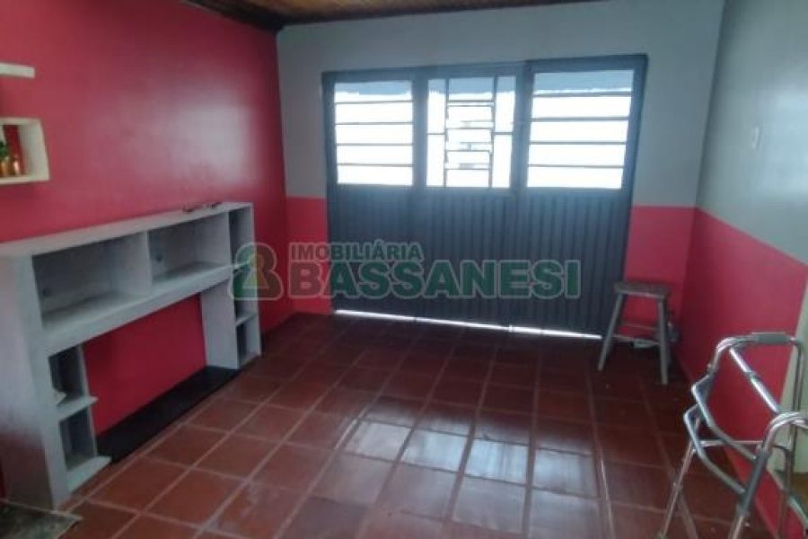 Casa com 88m², 3 dormitórios, 2 vagas, no bairro São José em Caxias do Sul para Comprar