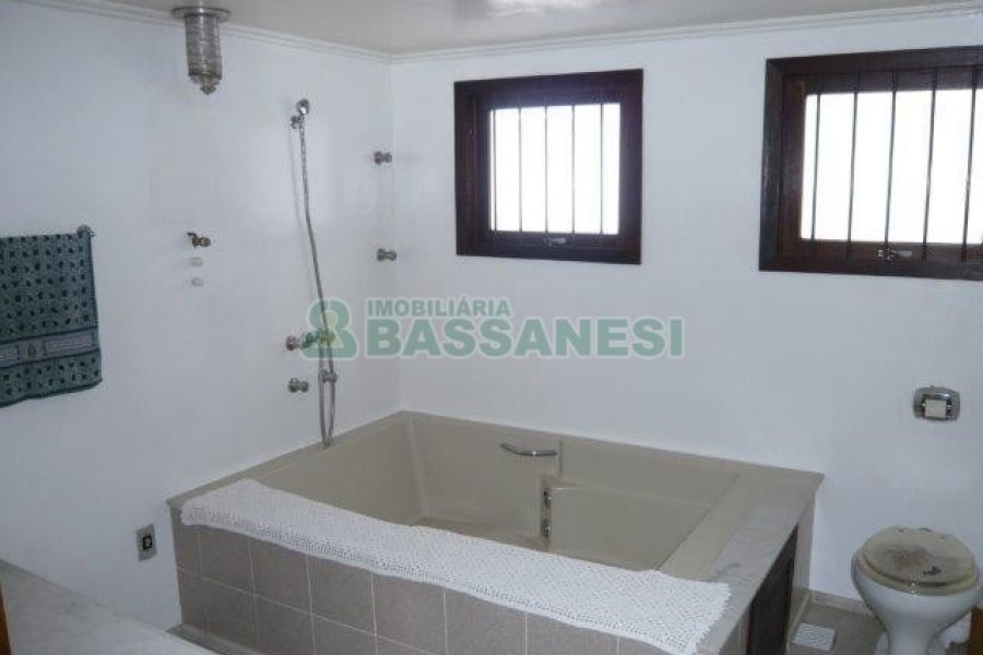 Casa com 230m², 4 dormitórios, 3 vagas, no bairro Bela Vista em Caxias do Sul para Alugar