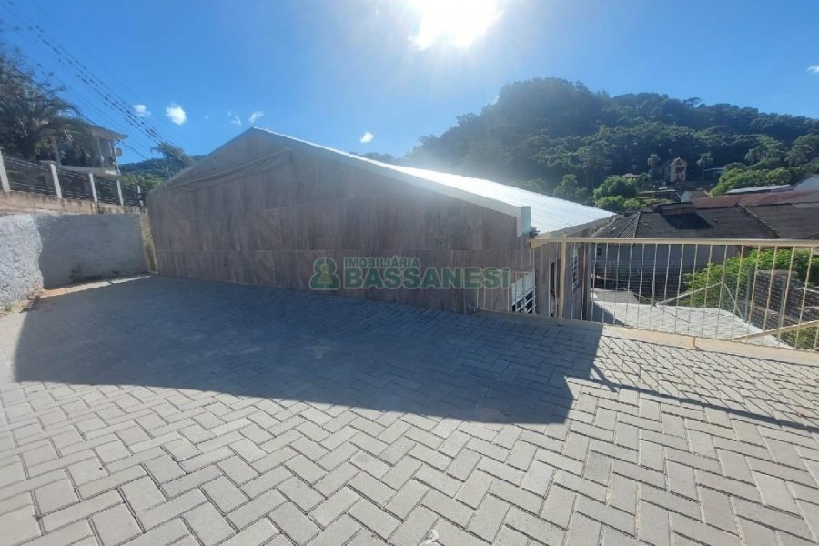 Casa com 80m², 2 dormitórios, 2 vagas, no bairro Galópolis em Caxias do Sul para Alugar