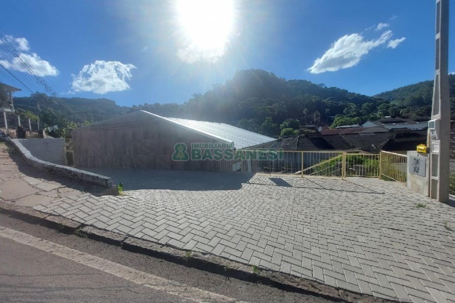 Casa com 80m², 2 dormitórios, 2 vagas, no bairro Galópolis em Caxias do Sul para Alugar