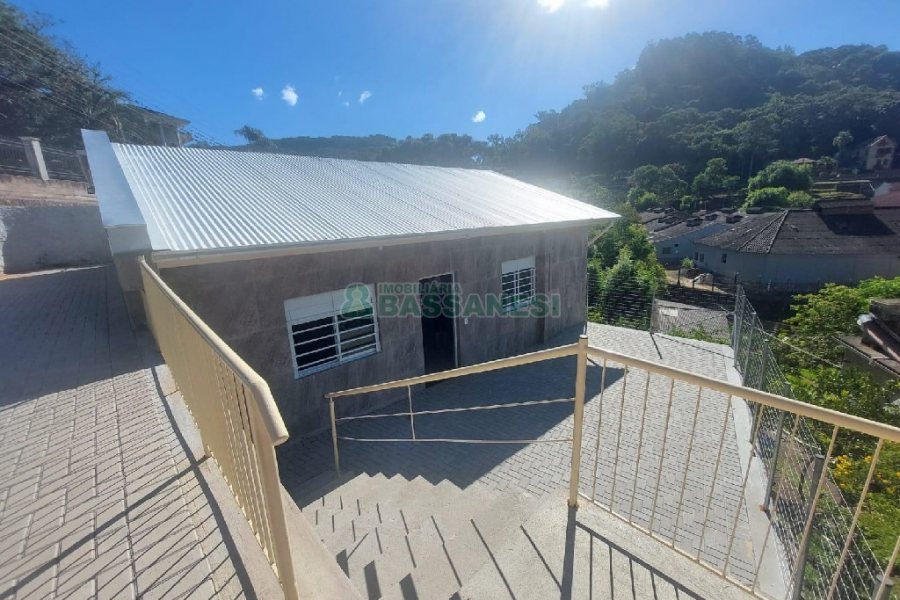 Casa com 80m², 2 dormitórios, 2 vagas, no bairro Galópolis em Caxias do Sul para Alugar