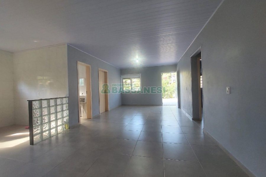 Casa com 80m², 2 dormitórios, 2 vagas, no bairro Galópolis em Caxias do Sul para Alugar